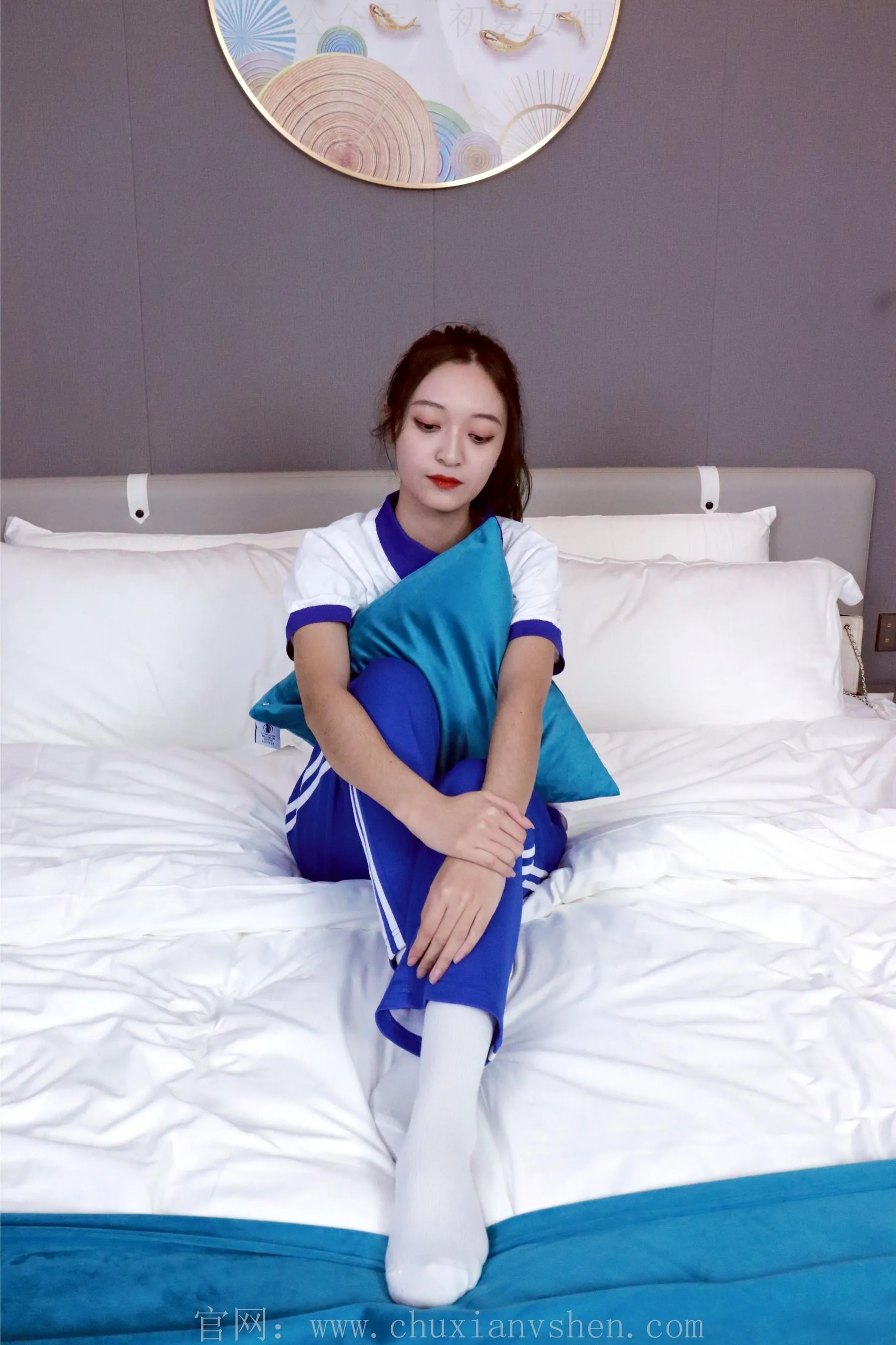 初夏女神 NO.001 依依校服搭配37码运动鞋拍摄 [126P]插图3